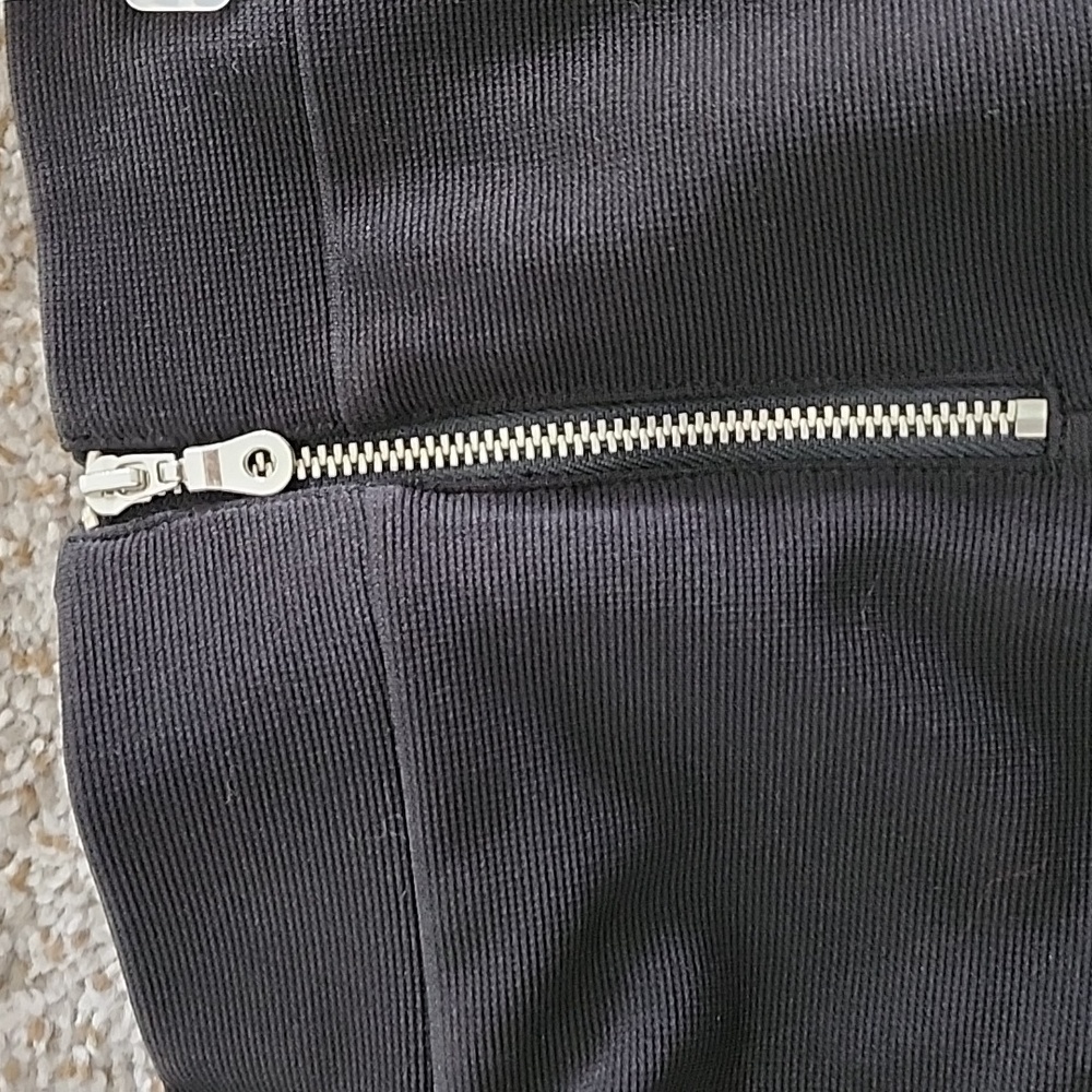 Black mini skirt - Picture 2 of 6